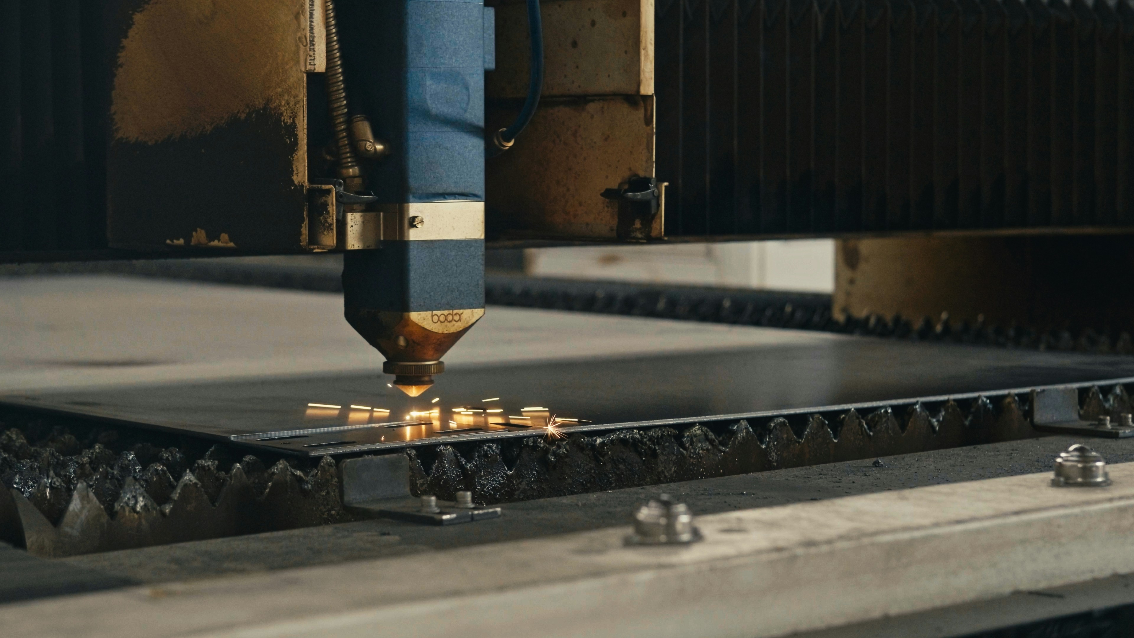 Plasma and laser cutting equipment